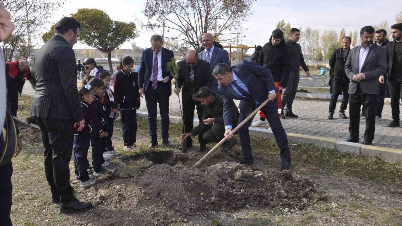Bulanık’ta 11 Kasım’da 3 Bin Fidan Toprakla Buluştu