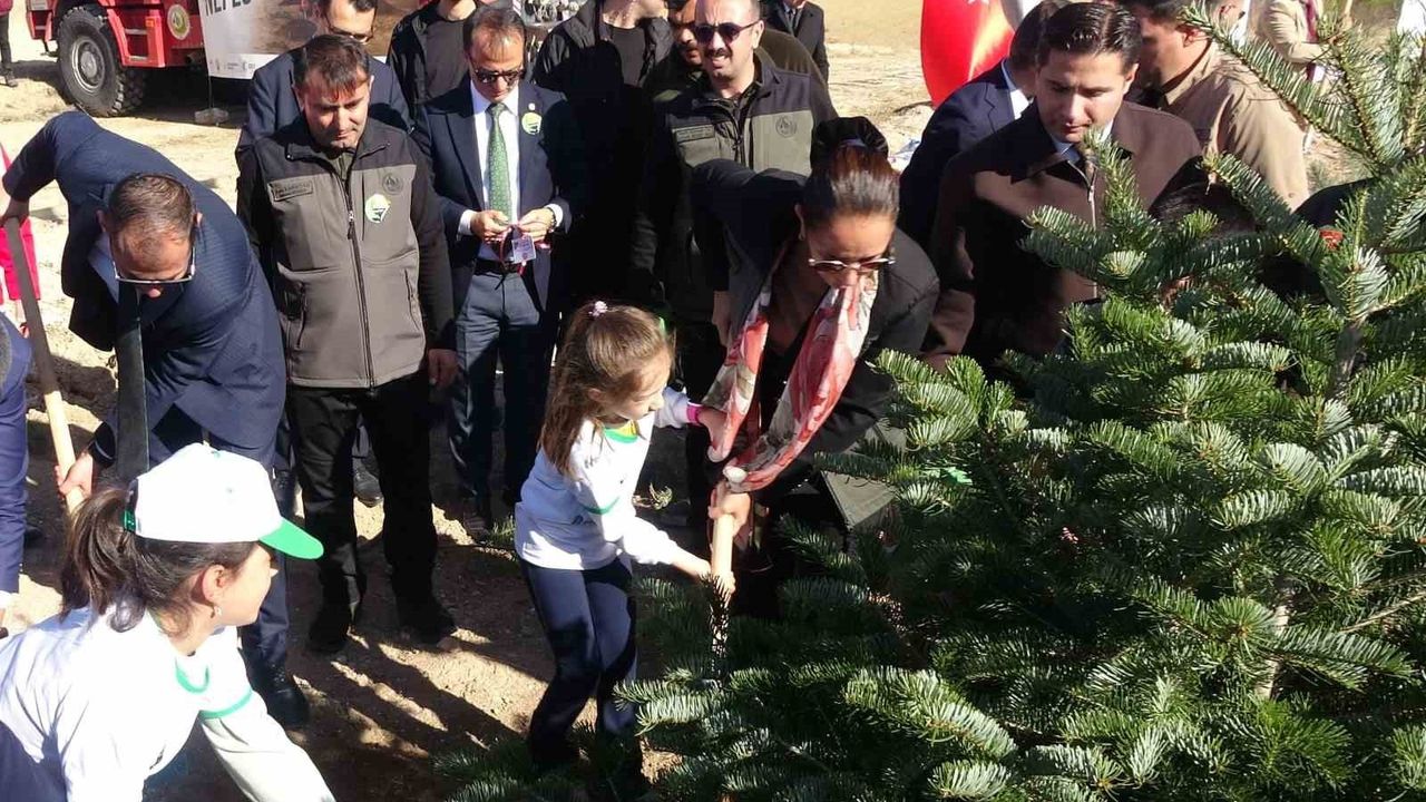 Burdur'da 'Geleceğe Nefes İnsanlığa Nefes' ile 13 bin fidan toprakla buluştu