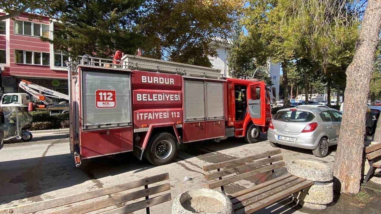 Burdur'da Kameriye Camisi minaresinde yangın: Kısa devre