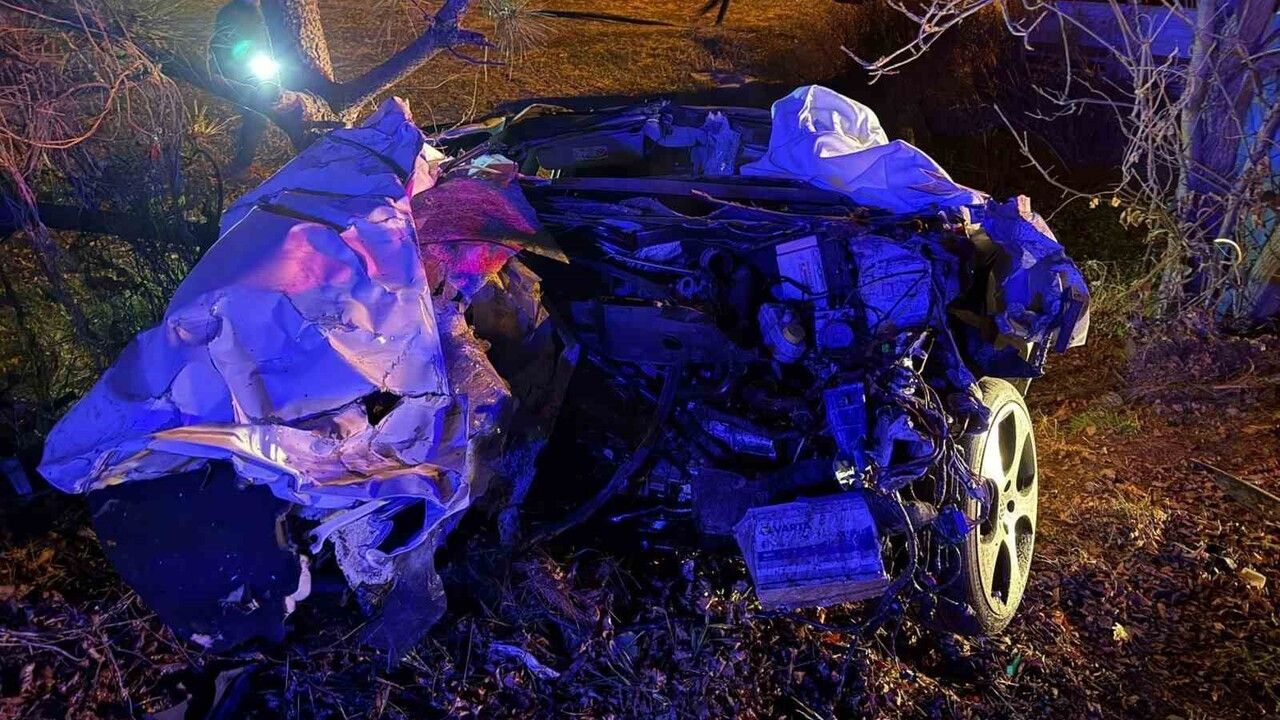 Burdur'da Kavşakta Çarpışma: Otomobil Hurdaya Döndü — 1 Ölü, 1 Yaralı