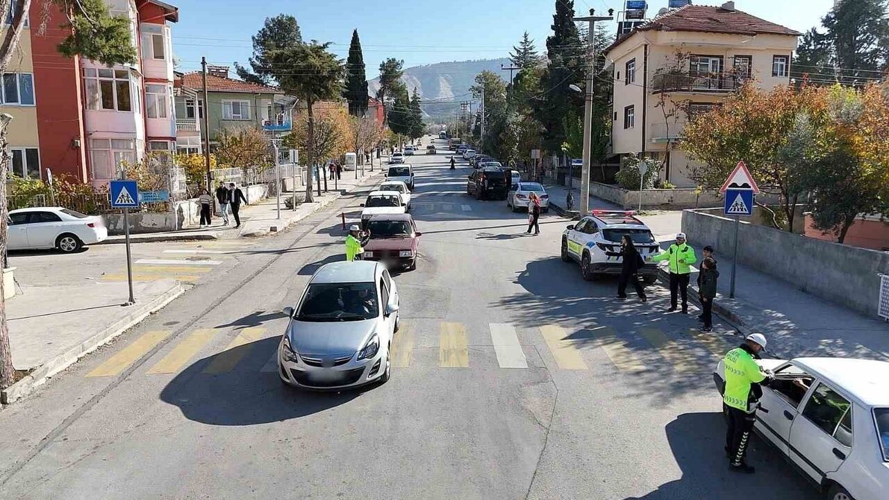 Burdur'da servis araçlarına denetim: 4 ceza, 1 araç trafikten men