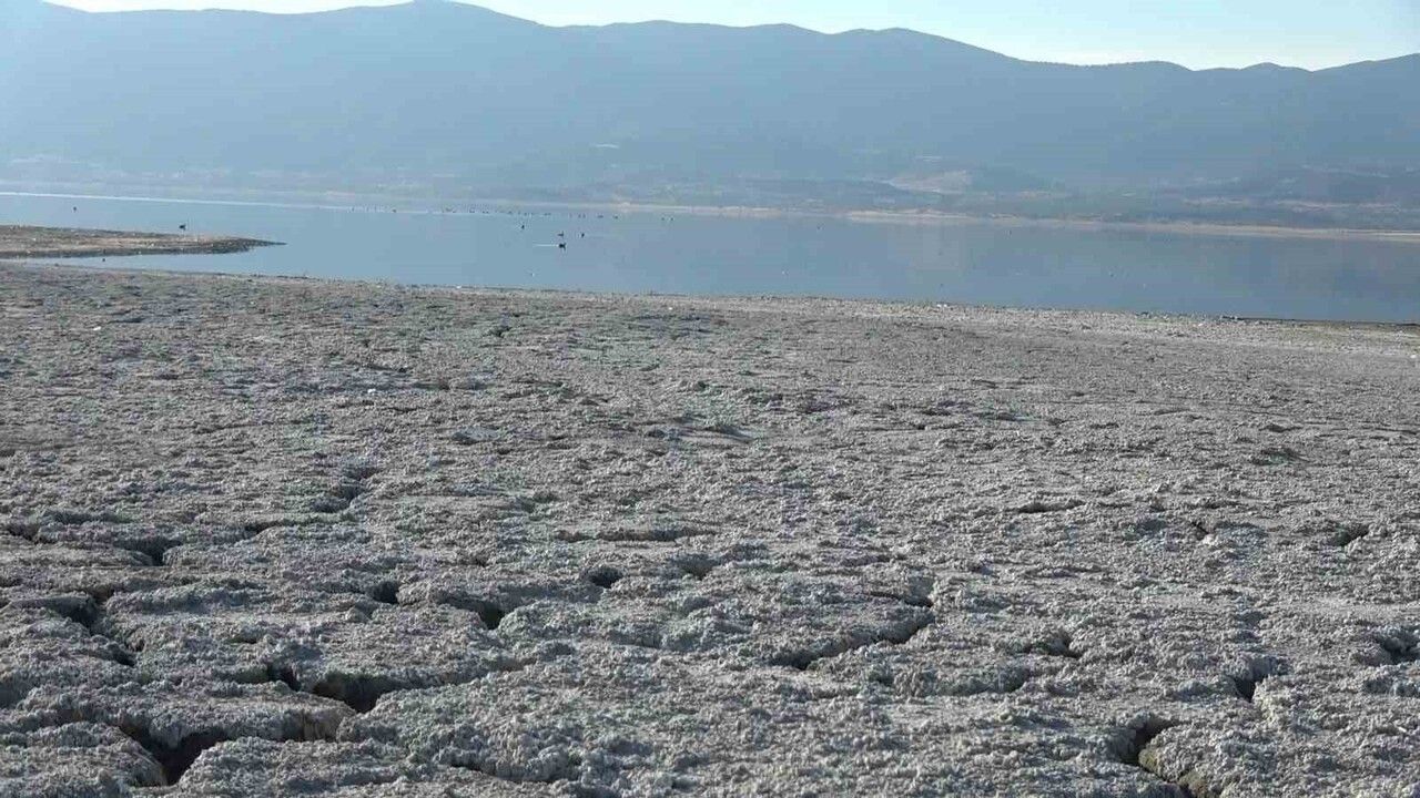 Burdur Gölü'nde Tehlike: Prof. Dr. Ayşen Davraz Uyardı — Yer Altı Suyu 10 Yılda Tükenebilir