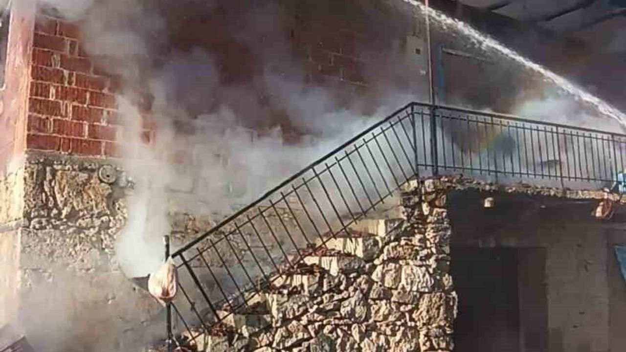 Burdur Günalan'da 2 Katlı Evde Yangın: Elektrikli Battaniye Şüphesi