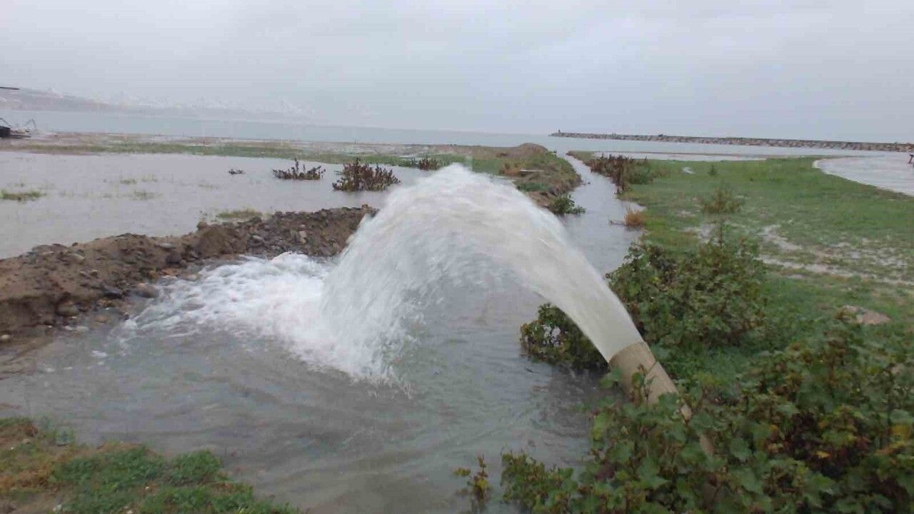 Burhaniye'de Sağanak Hayatı Felç Etti: Yollar Göle Döndü, Bodrumlar Su Bastı