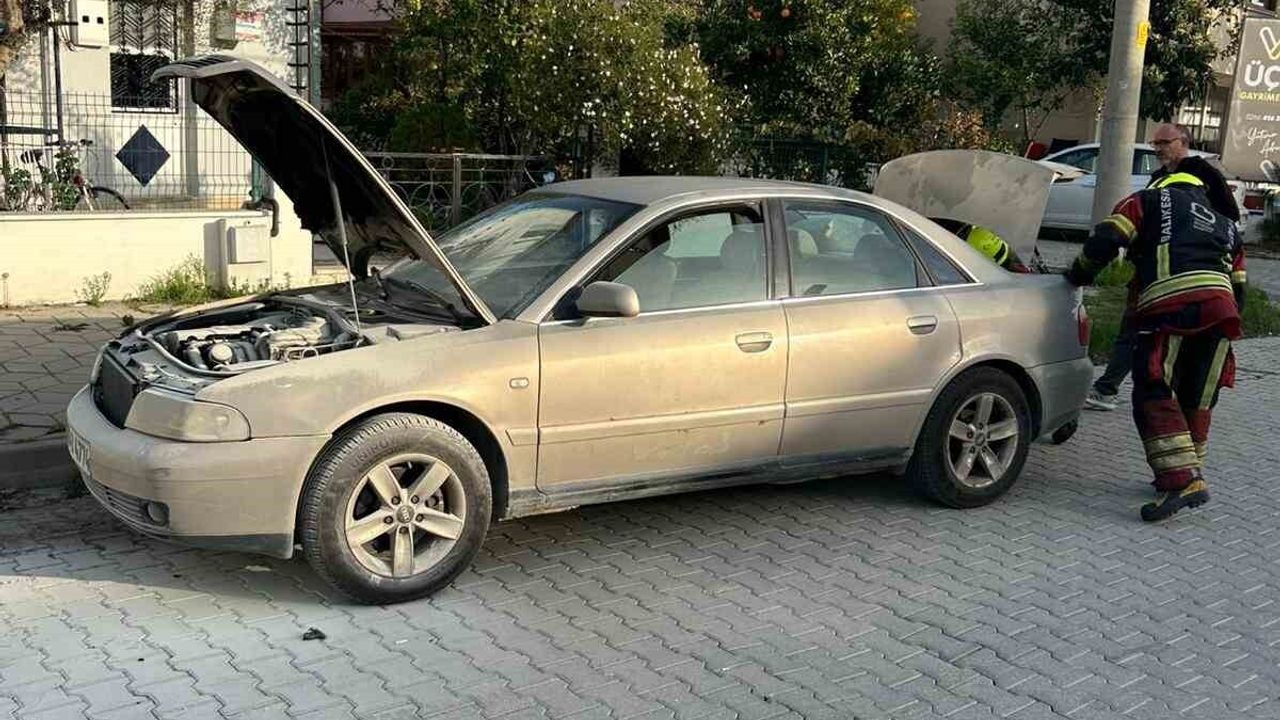 Burhaniye'de Seyir Halindeki Otomobilde Motor Yangını