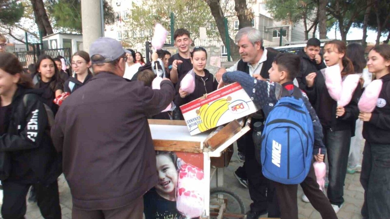 Burhaniye'de Tuncay Arslan Kardeşi İçin Pamuk Şekeri Hayrı Yaptı