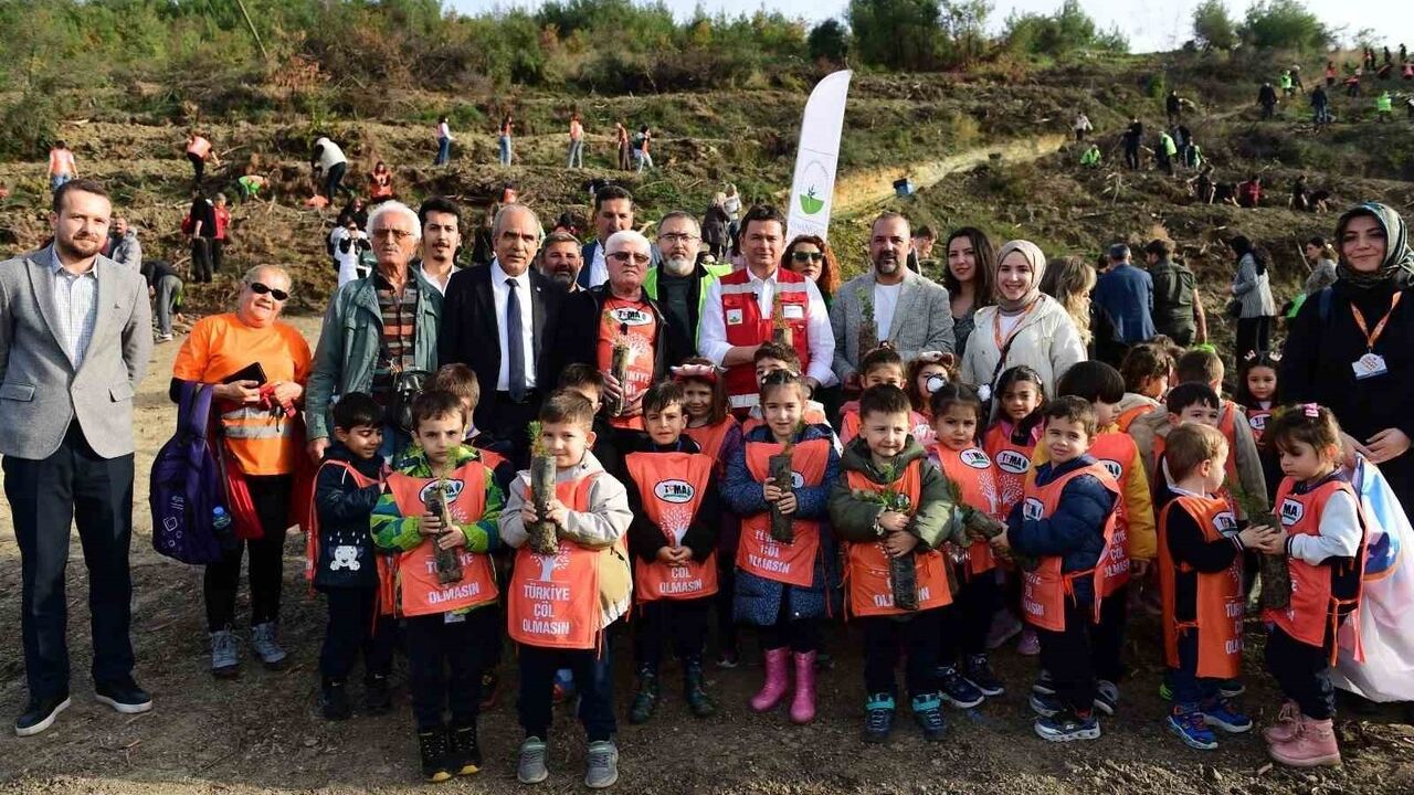 Bursa’da ‘1 Kitap 1 Fidan’ ile 700 Fidan Toprakla Buluştu