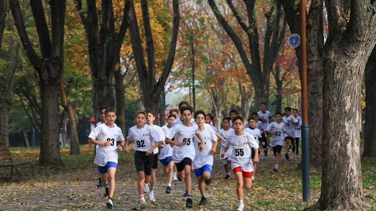Bursa'da 17. Başöğretmen Atatürk Kros Yarışması'nda Kıyasıya Mücadele
