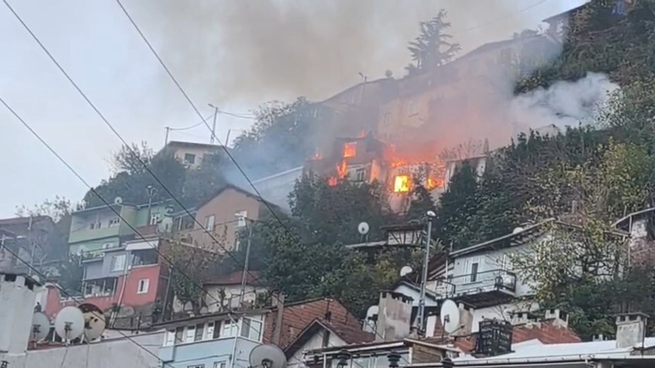 Bursa'da 2 Katlı Bina Alevlere Teslim Oldu — Drone ile Görüntülendi