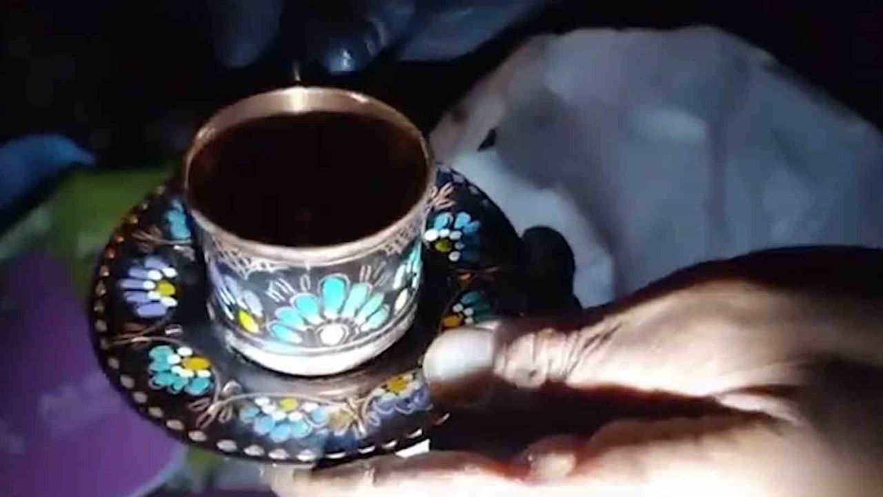 Bursa'da 'Atık Avcısı' Çöplerde Akıllı Telefon ve 800 Bin Liralık Saat Buldu