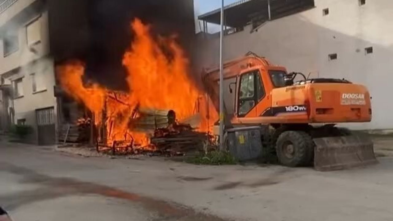 Bursa'da Baraka Yangını Mahalleyi Paniğe Sürükledi