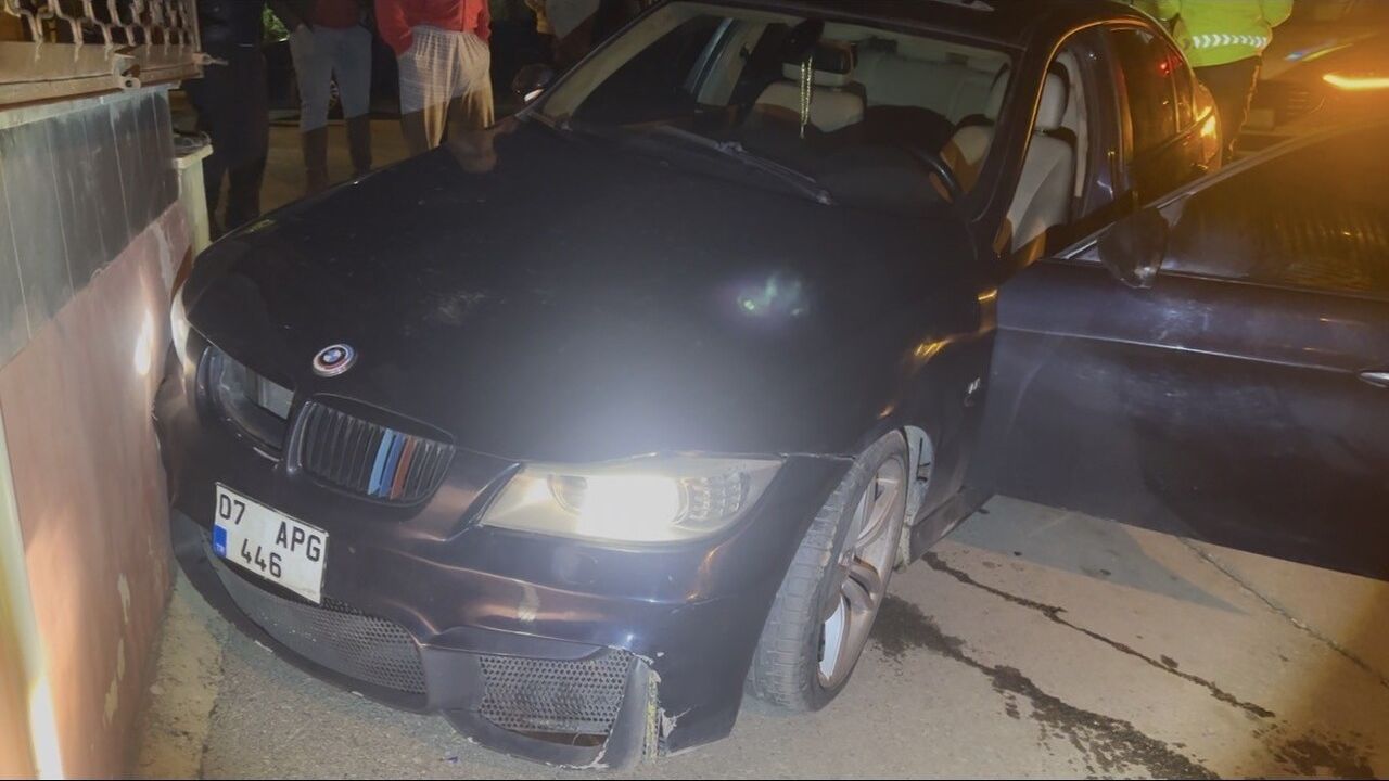Bursa'da 'Dur' İhtarına Uymayan Sürücü 5 Km Kaçtı: 3 Araca Çarpıp Duvara Girdi