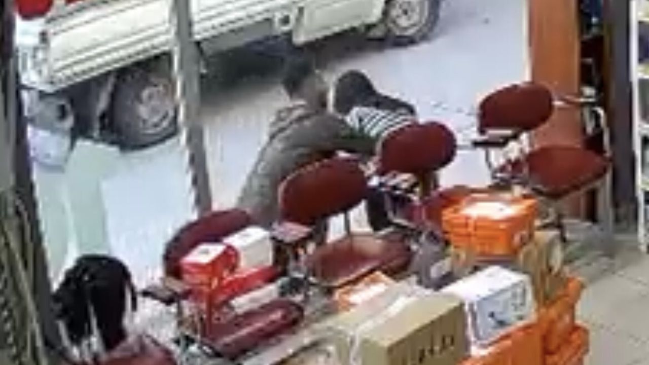 Bursa'da Eczane Çalışanına Saldırı: Şüpheli 'Çıplak Sandım' Diyerek Tutuklandı