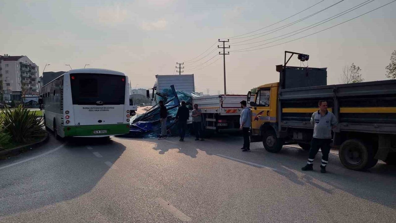 Bursa'da Kamyonet Kasasından Tonlarca Cam Yola Saçıldı