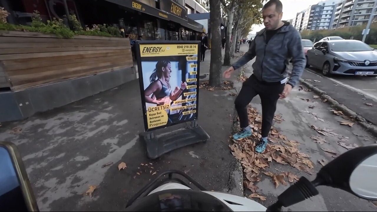 Bursa'da Motosiklet Kaydı: Kaldırımdaki Duba ve Gülümseten Uyarı