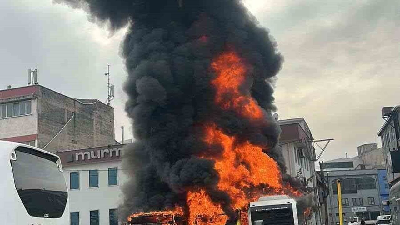 Bursa'da Park Halindeki Otobüsler Alev Aldı: 3 Araç Külleşti