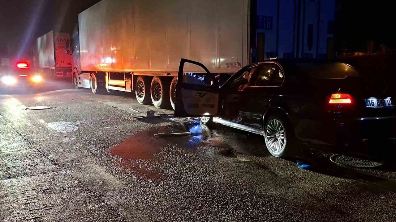 Bursa'da Park Halindeki Tıra Çarpan Otomobilde 1 Ağır Yaralı