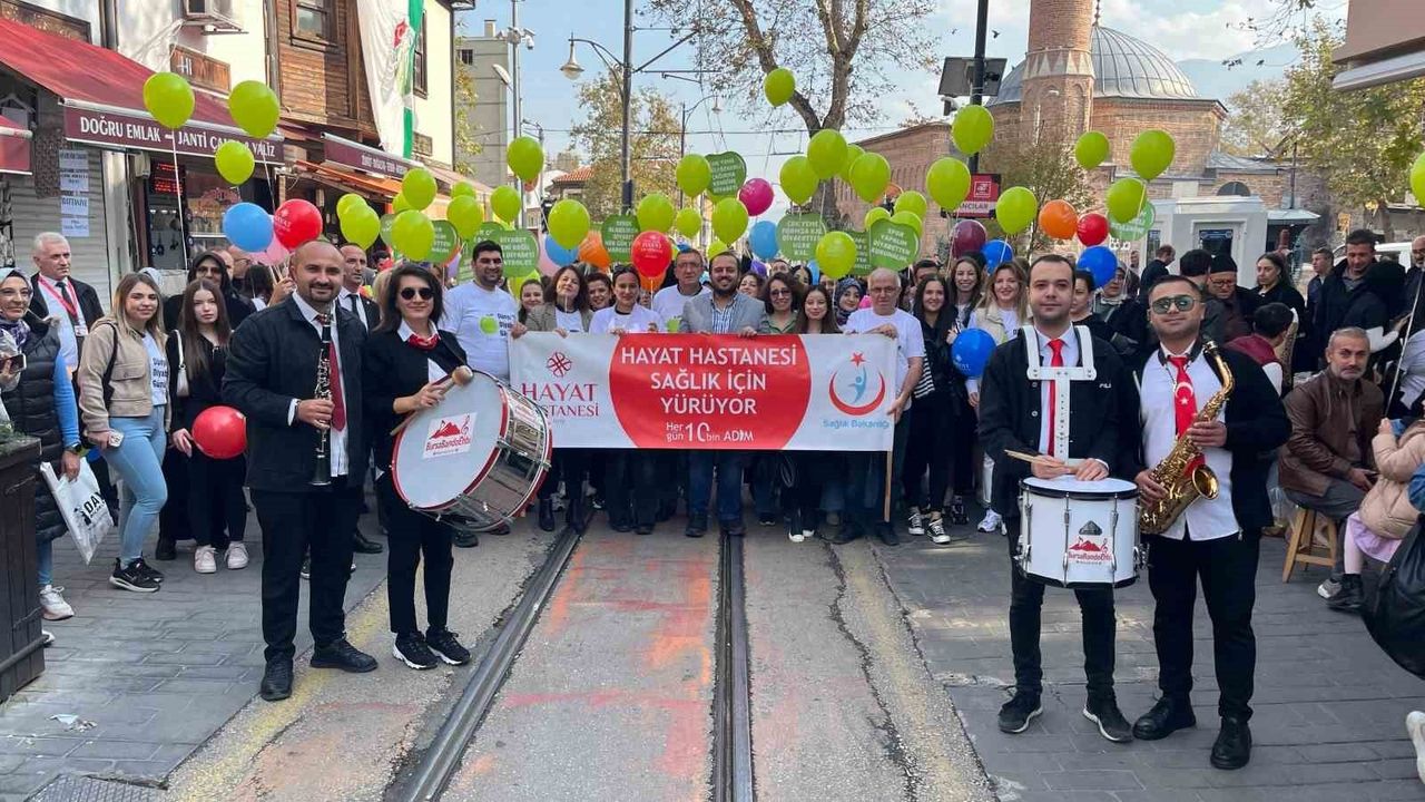 Bursa'da Sağlık Çalışanları Diyabete Dikkat İçin Yürüdü: 7’nci Yürüyüşte Yeşil Balonlar Gökyüzünde