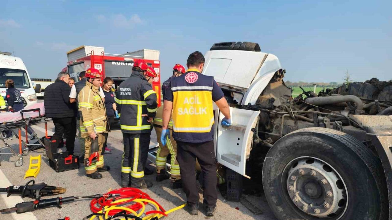 Bursa'da Süt Tankeri Tıra Arkadan Çarptı: 1 Yaralı