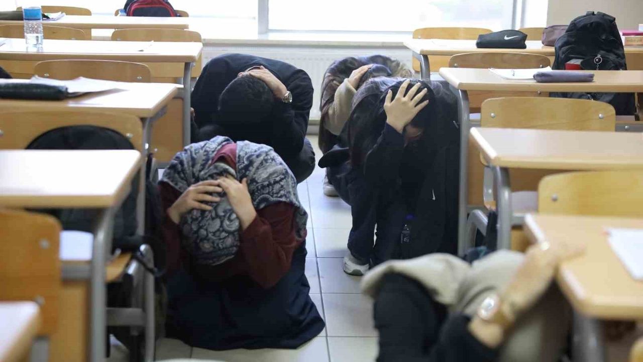 Bursa'da YKS Hazırlık Merkezi'nde Deprem ve Tahliye Tatbikatı