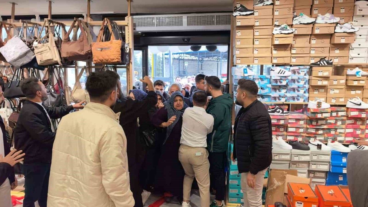 Bursa İnegöl'de Açılışta 10 Liraya Ayakkabı, Çanta ve Kıyafet İzdihama Yol Açtı