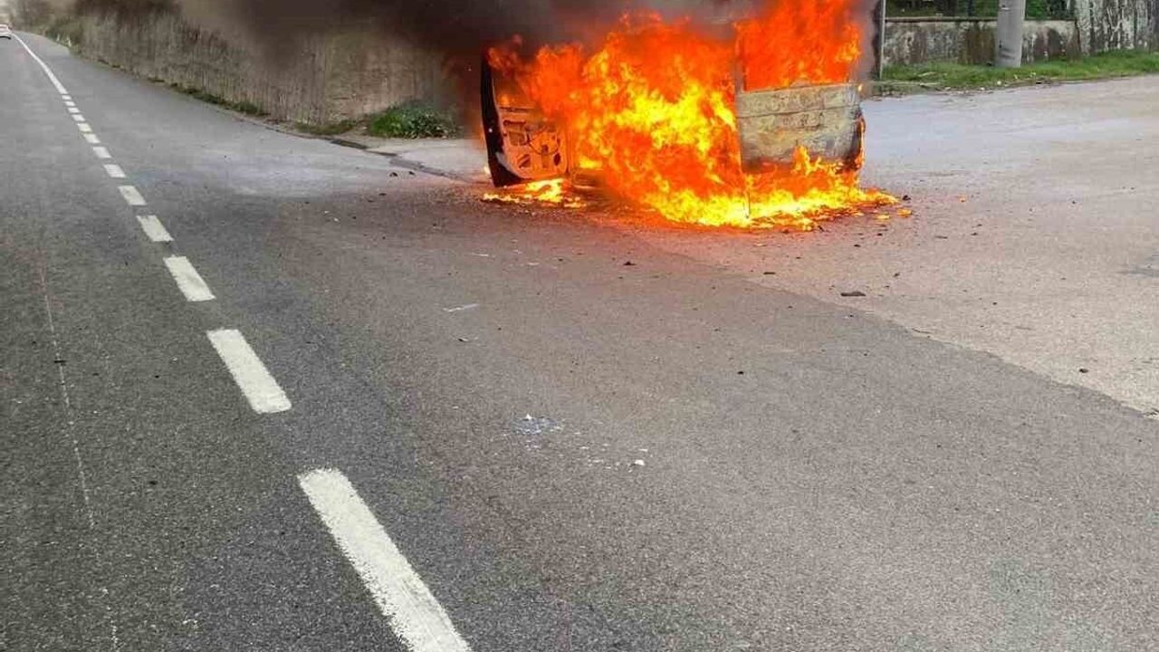 Bursa İnegöl'de Seyir Halindeki Otomobil Alev Topuna Döndü — Patlama Kamerada