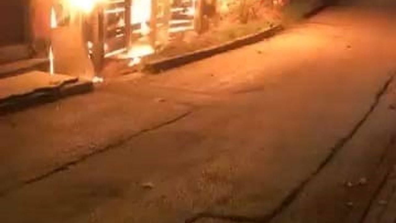 Bursa İnegöl Yeniceköy'de Tek Katlı Ev Alev Alev Yandı — Sıçrama Önlenerek Söndürüldü