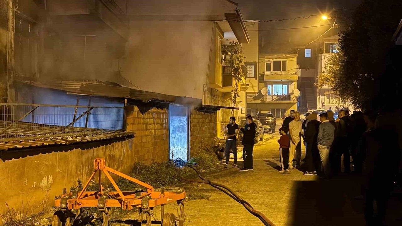 Bursa İznik'te Ardiye Yangını: Traktör Küle Döndü