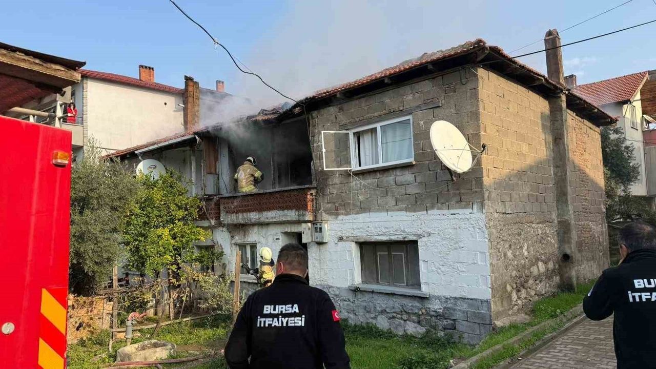 Bursa İznik'te İki Katlı Evde Yangın: Anne ve üç Çocuk Kurtarıldı