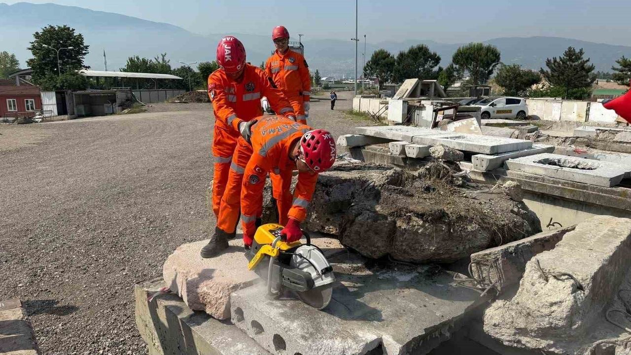 Bursa JAK Timleri Arama, Kurtarma ve Tahliye Eğitimlerini Aralıksız Sürdürüyor