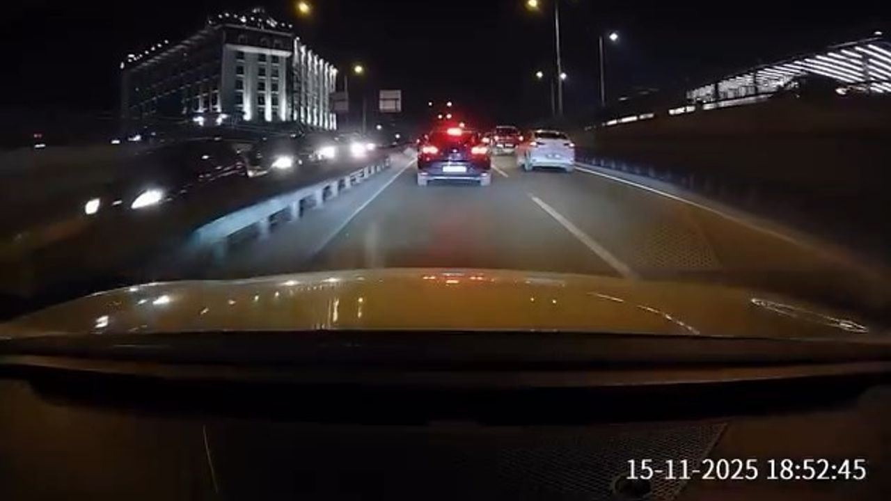 Bursa Merinos Kavşağı'nda 4 Araçlı Zincirleme Kaza Kamerada