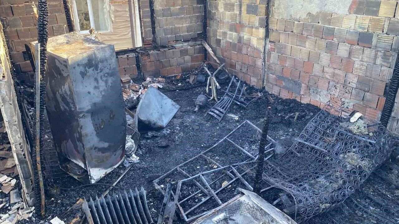 Bursa Mudanya'da Yangın: Ev Küle Döndü, Yan Bina Hasar Aldı