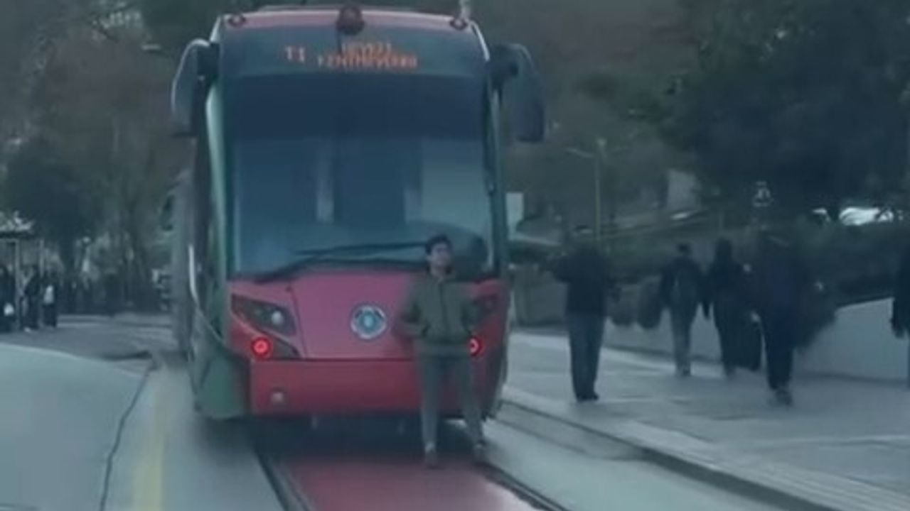 Bursa Osmangazi'de Tramvayın Arkasına Oturan Çocuk Güvenlik Endişesi Yarattı