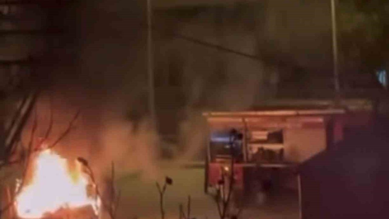 Bursa Yıldırım'da Hafif Ticari Araç Yanarak Kül Oldu