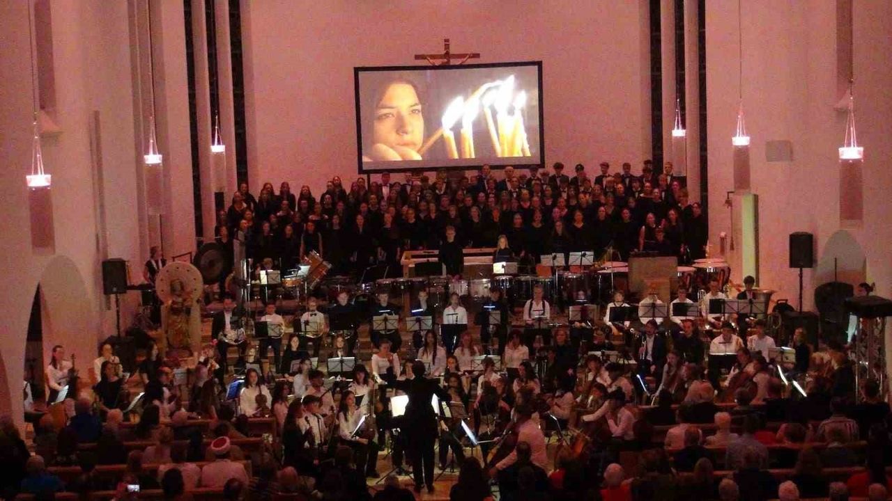 Bursalı Öğrenciler Almanya’da Ayakta Alkışlandı — Zeki Müren Lisesi Meckenbeuren’de Büyüledi