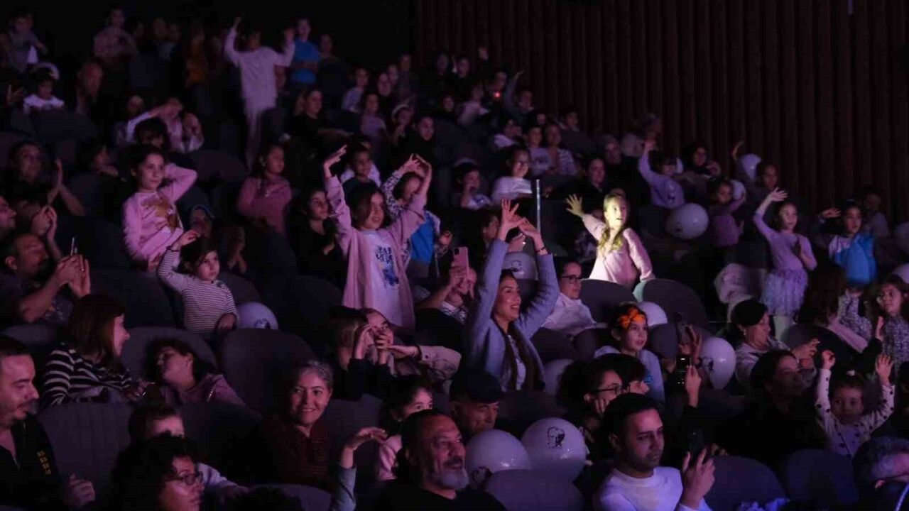 Büyükçekmece'de Dünya Çocuk Hakları Günü: Çocuklar Tiyatroda Haklarını Seslendirdi