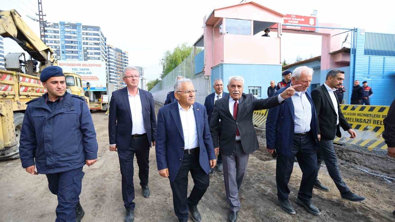 Büyükkılıç: Kartal Kavşağı'na Alternatif Yollar Açılıyor