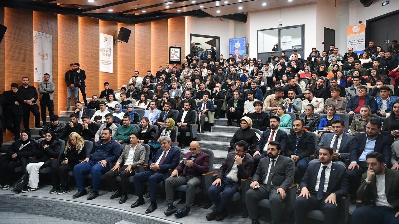 Büyükkılıç ve Fatma Betül Sayan Kaya Kayseri'de Gençlerle Buluştu