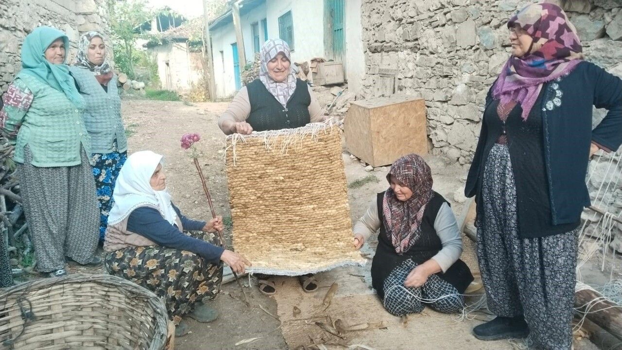 Çal'da Benzersiz Dokuma Keşfi: Mısır Kapçığı Hasır Dokuma