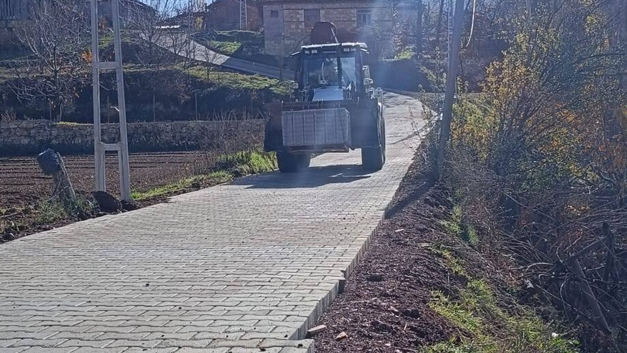 Çameli'de Kalınkoz Mahallesi'nde Kilit Parke Taşı Çalışmaları Sürüyor