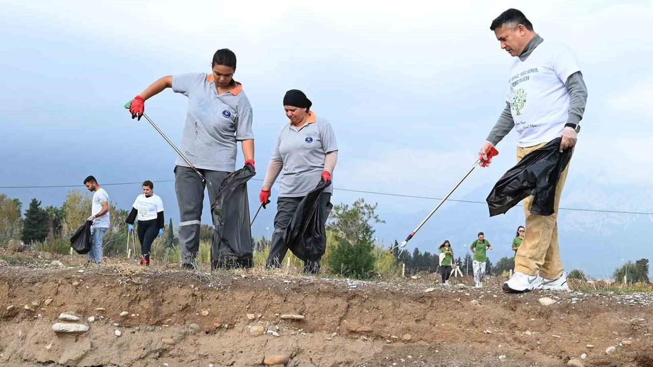 Çamyuva Sahili'nde 'Daha Temiz Bir Kemer' Temizlik Etkinliği