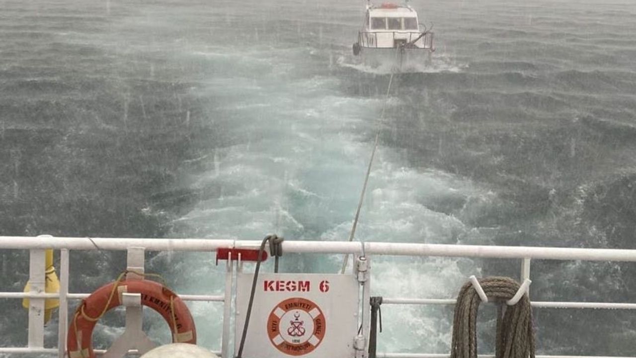 Çanakkale Boğazı'nda Makine Arızası Yapan Tekne Kurtarıldı