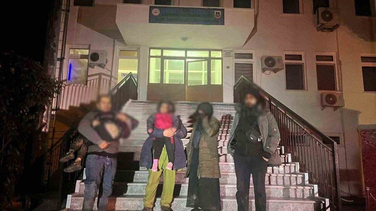Çanakkale'de Jandarmadan Göçmen Kaçakçılığı Operasyonu: 3 Organizatör, 27 Kaçak Göçmen Yakalandı