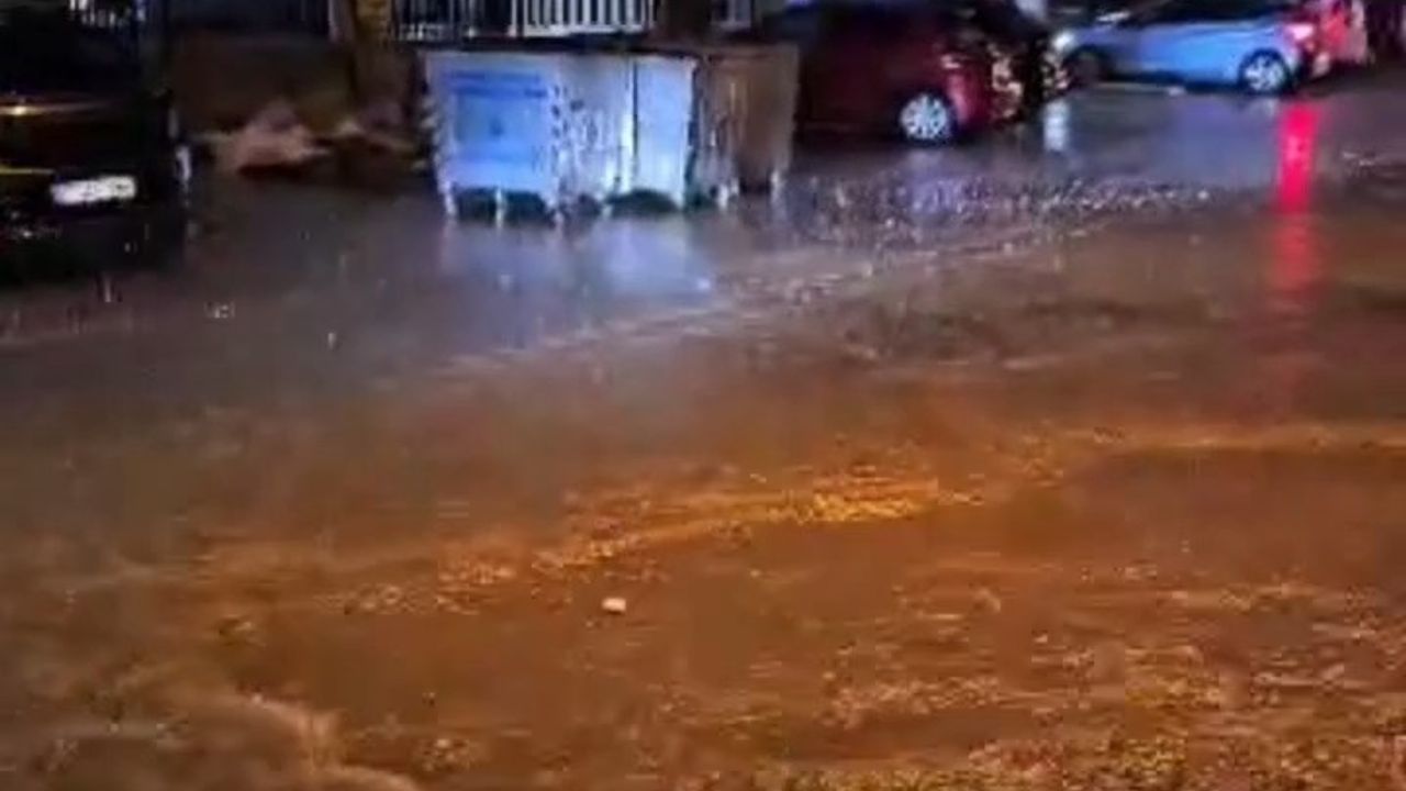 Çanakkale’de Sağanak: Cadde ve Sokaklar Göle Döndü