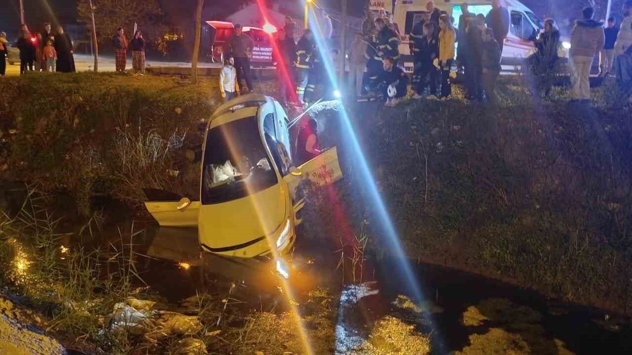 Çanakkale'de Şarampole Uçan Otomobil: Sürücü İnmeyerek Ekiplere Zor Anlar Yaşattı