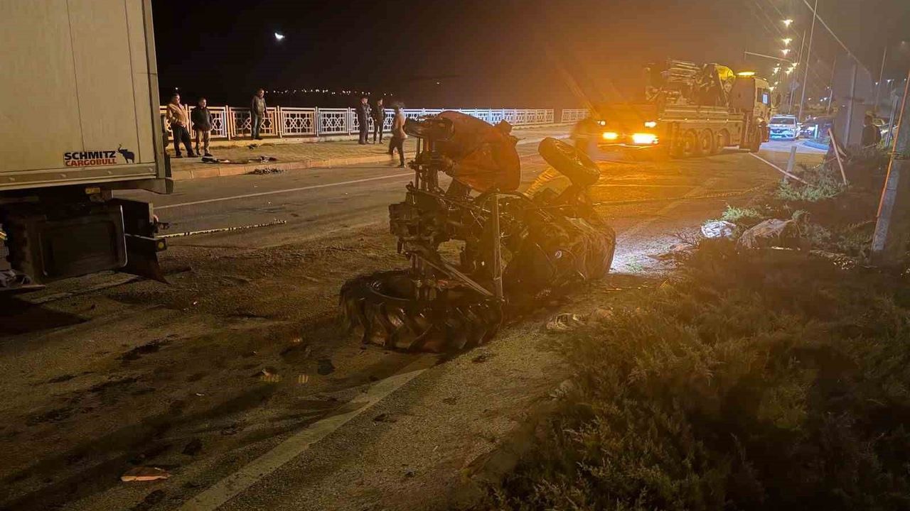 Çanakkale'de Tır ile Traktör Çarpıştı: Karı Koca Hayatını Kaybetti