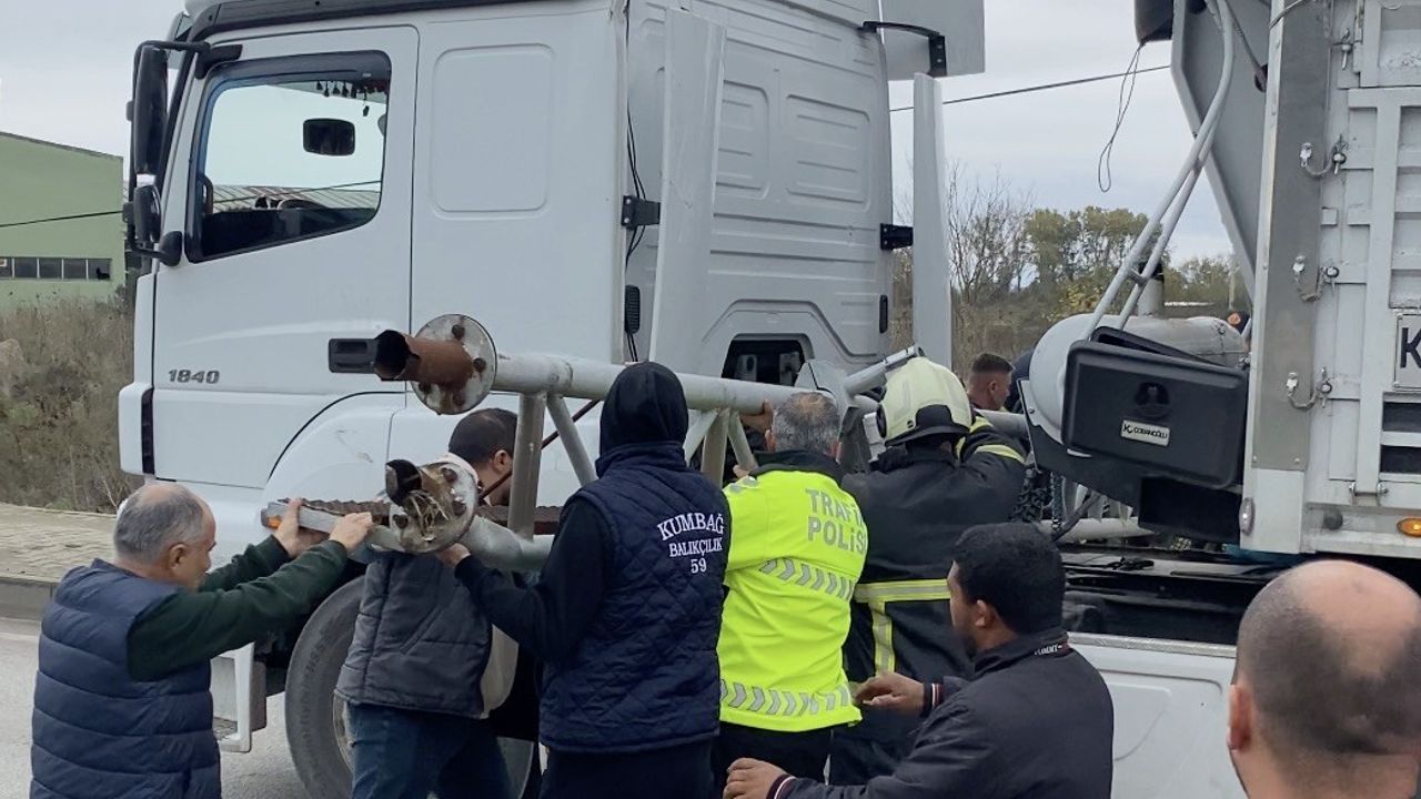 Çanakkale’de Tırın Dorsesi PTS’ye Çarptı — 59 LH 333