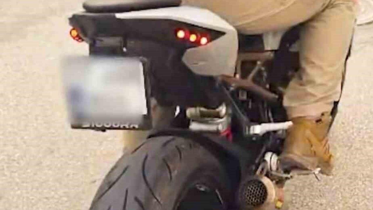 Çanakkale'de yüksek sesli müzik ve abartı egzoz denetimi: 28 araca ceza, 2 araç trafikten men