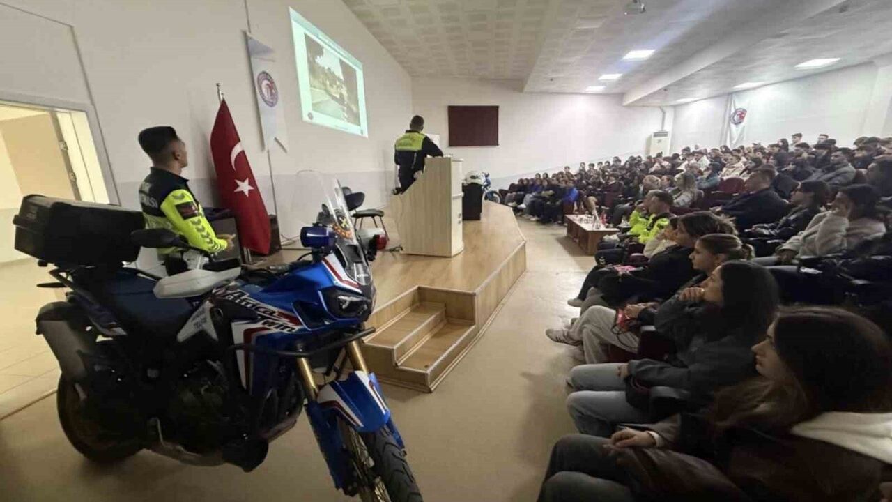 Çanakkale Ezine'de Motosiklet Eğitimleri: 200 Reflektif Yelek Dağıtıldı