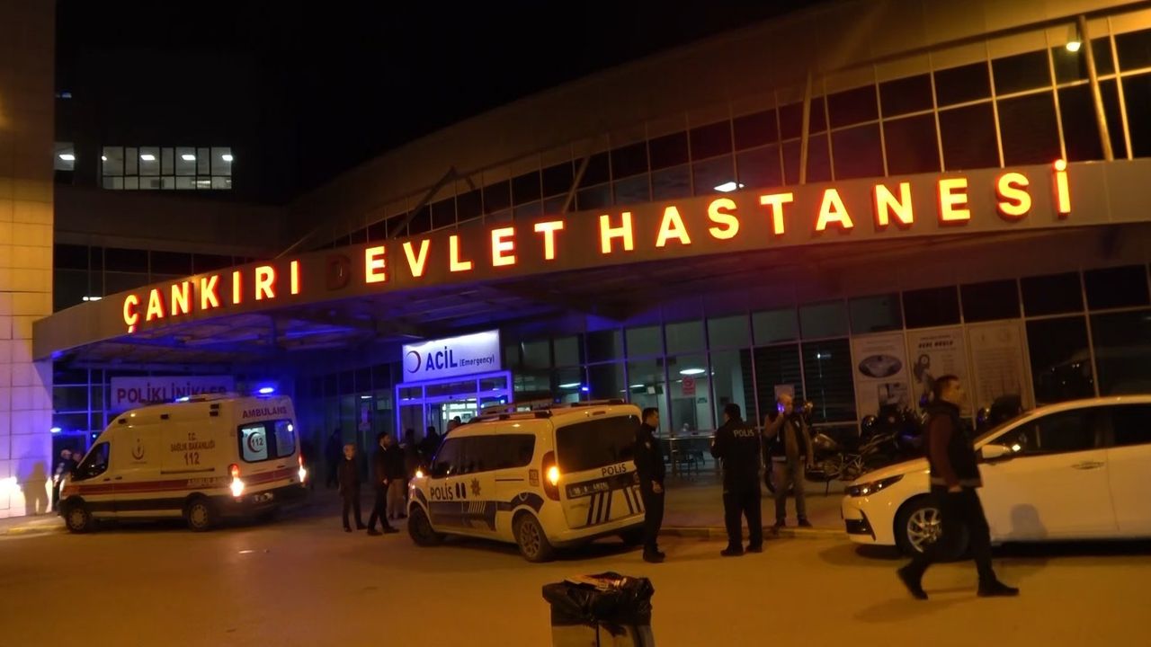 Çankırı'da Belediye Kamyonuna Arkadan Çarpan Otomobil: 3 Yaralı (1'i Bebek)